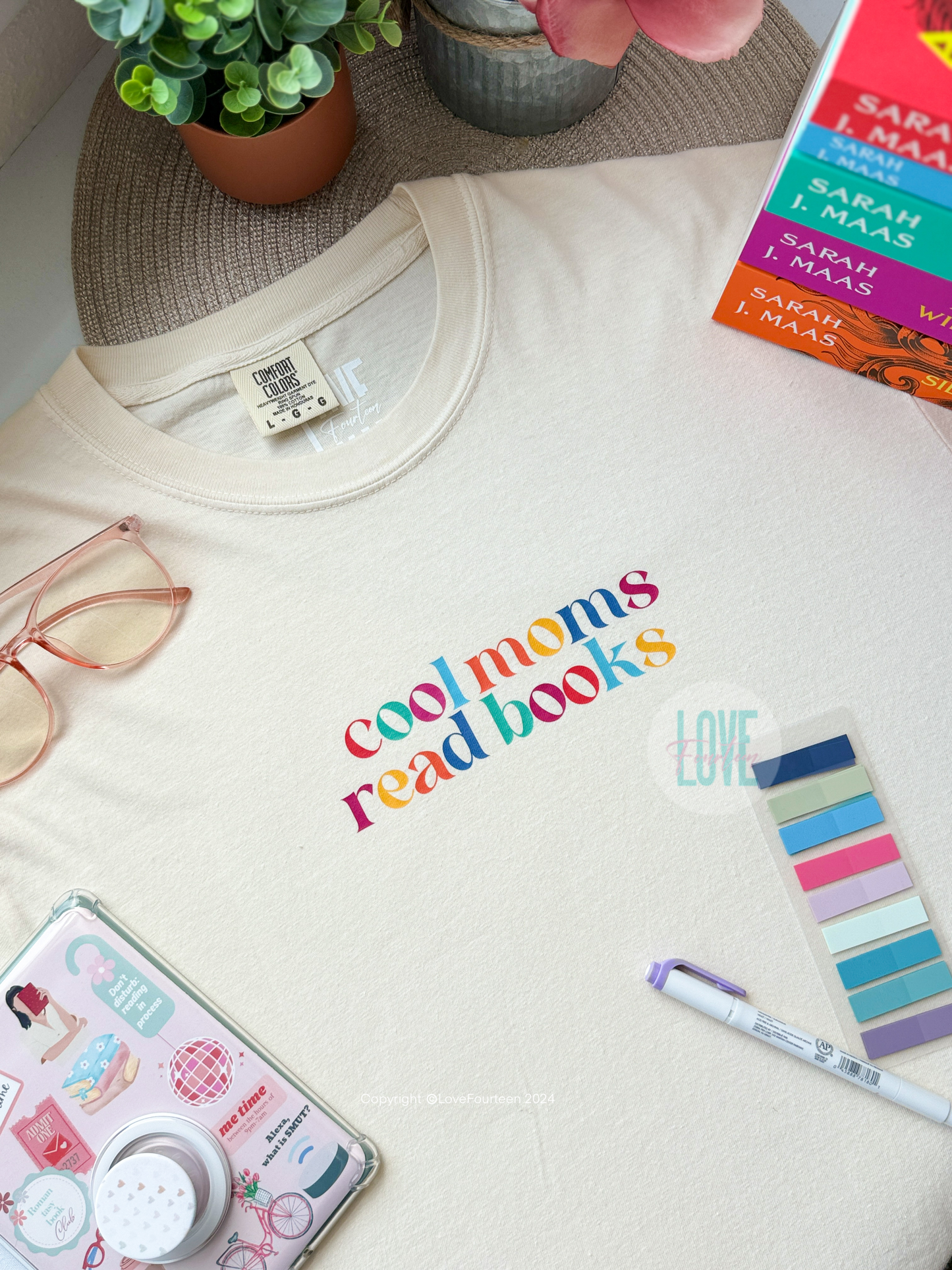 Cool Moms Read Books Tee